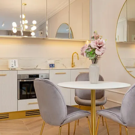 Apartment Lux Center Mennica By Renters Prestige Warsaw