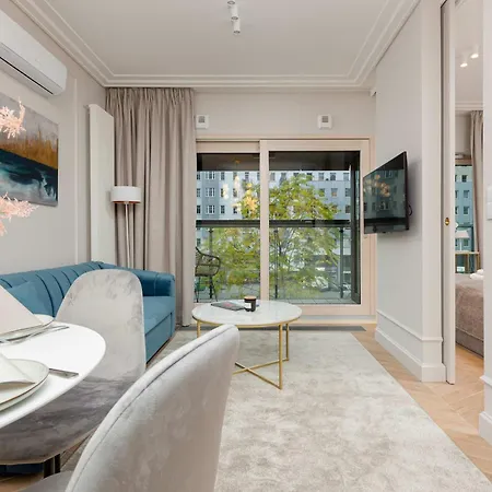 Lux Center Mennica By Renters Prestige