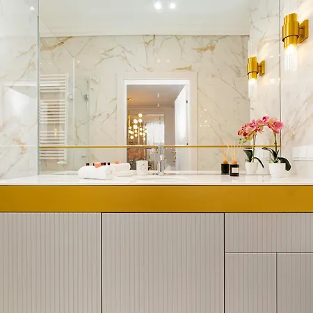 Lux Center Mennica By Renters Prestige
