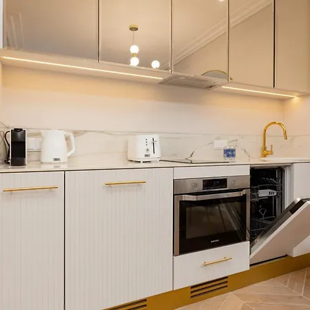 Lux Center Mennica By Renters Prestige