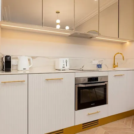 Lux Center Mennica By Renters Prestige *