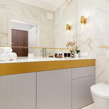 Lux Center Mennica By Renters Prestige דירה