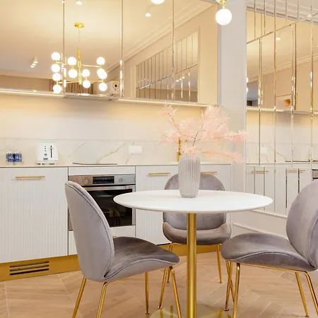 Lux Center Mennica By Renters Prestige *
