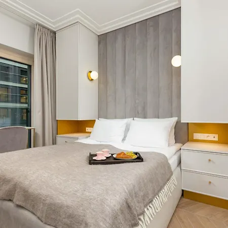 Lux Center Mennica By Renters Prestige